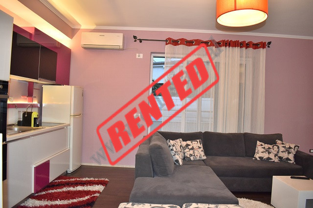 Apartament 1+1 me qira tek Residenca Kodra e Diellit 1 ne Tirane.
Banesa ndodhet ne katin e 1-te te